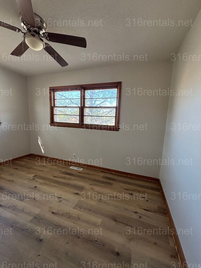 Building Photo - 2 bed 1 bath house available!