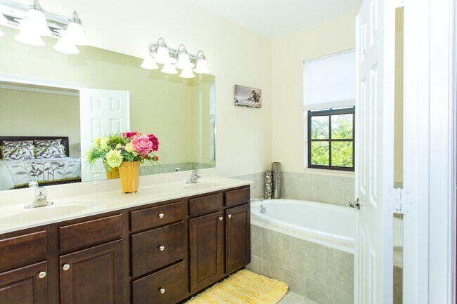 Building Photo - 10426 Wellington Parc Dr