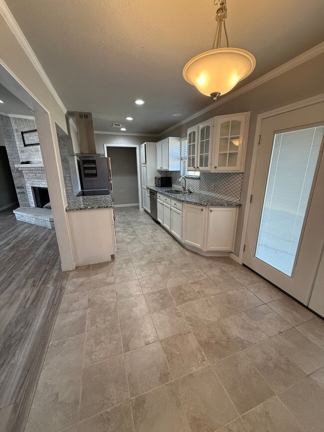 Building Photo - $500 OFF THE FIRST FULL MONTHS RENT!!! walking distance to TCU!! Brick 4 bed 2 bath 2 car Garage ...