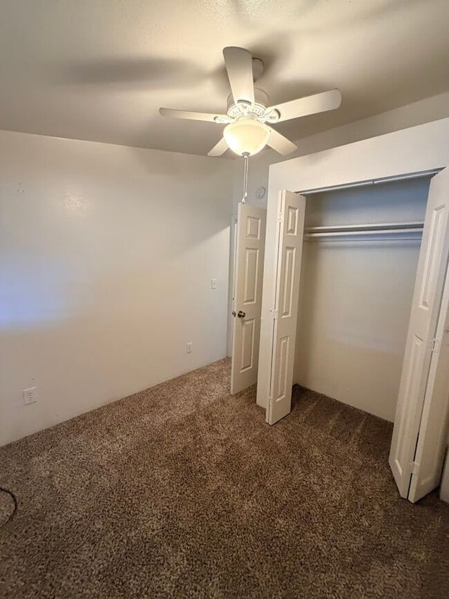 Building Photo - Well maintained home in convenient location w/seasonal landscaping incl.