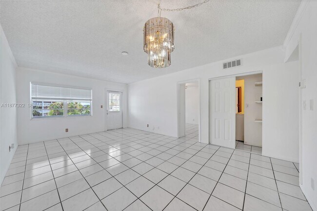 Building Photo - 751 Pine Dr