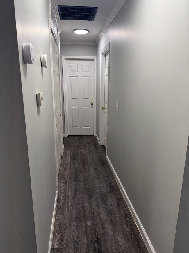 Building Photo - 3 Bedroom Plain Local Ranch