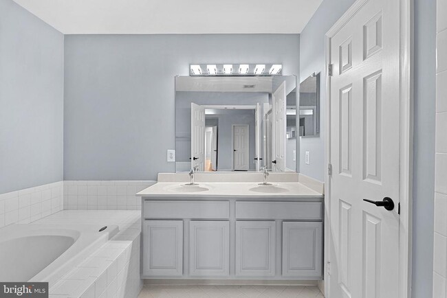 Building Photo - 13584 Cedar Run Ln