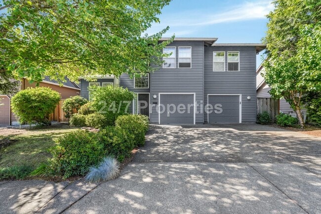 Building Photo - Inviting 3 BD | 2.5 BA Home w/ Massive Bac...