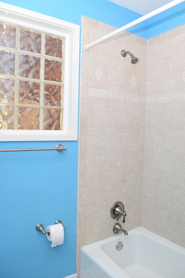 Building Photo - 2 Bedroom off Lake Austin Blvd!