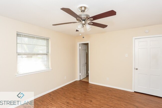 Building Photo - Charming 3 Bedroom in Irving!