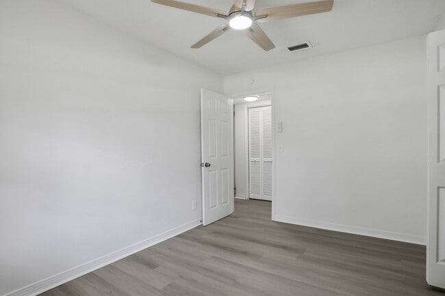 Building Photo - 3923 Tyndale Dr