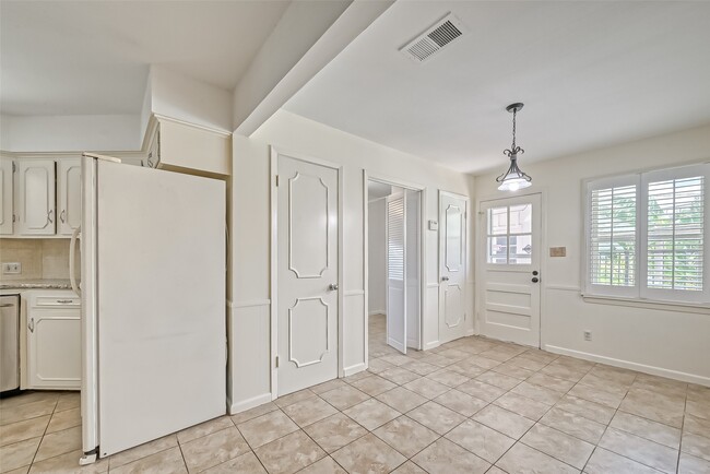 Building Photo - 918 Wycliffe Dr