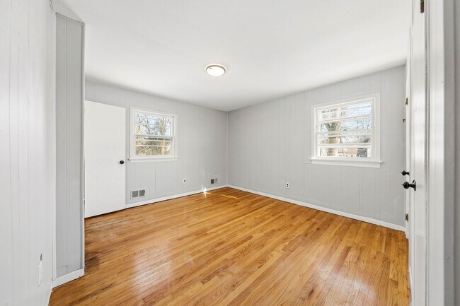 Building Photo - Huge House With Oversized Bedrooms!