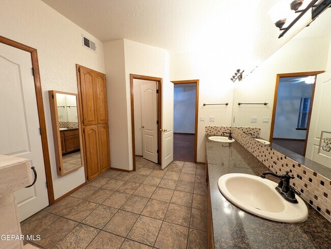 Building Photo - 11820 Pueblo Seguro Way