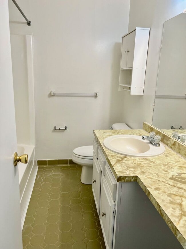 Building Photo - 2BD/1.5BA minutes from the Oceanfront!