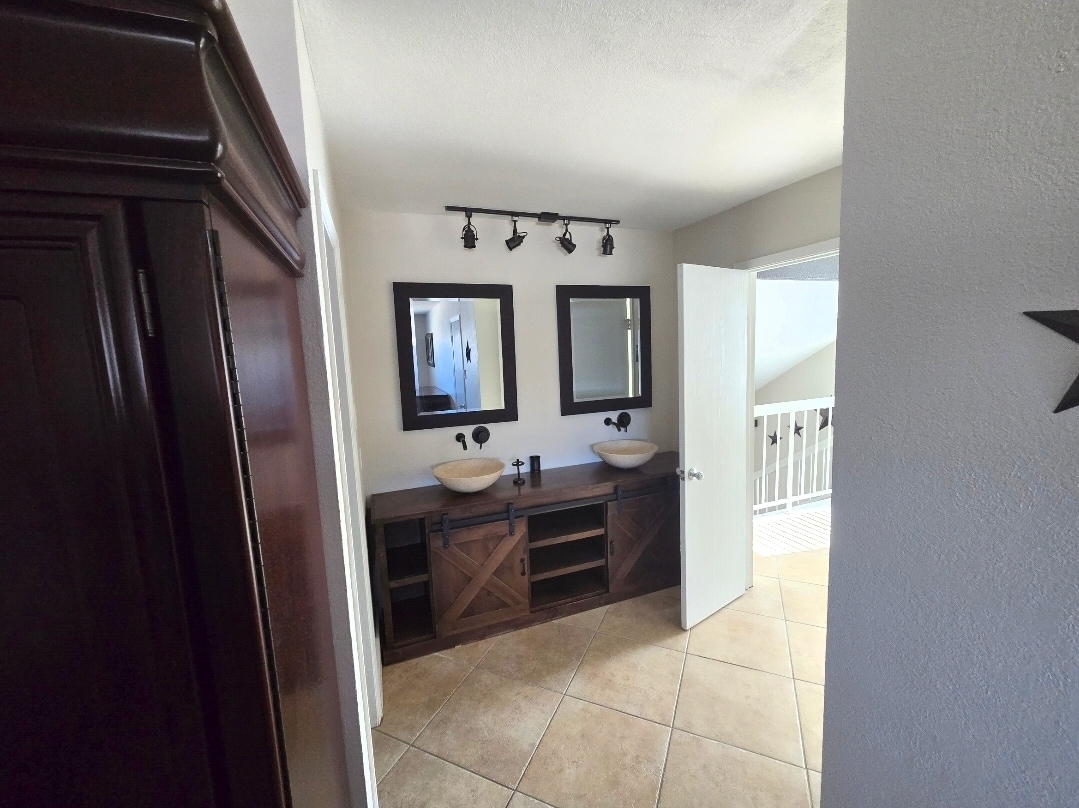 Building Photo - 7401 Sordello Dr