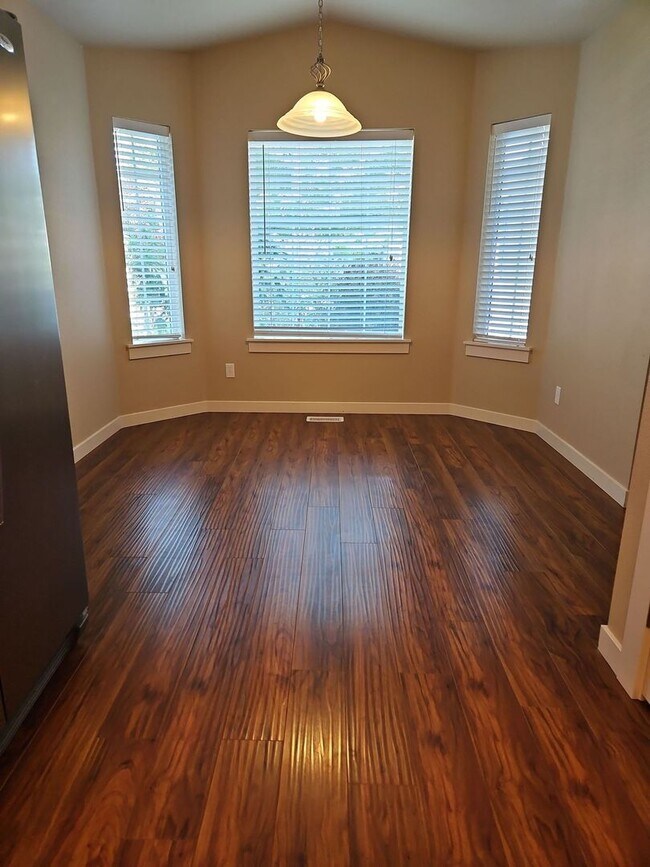 Building Photo - Beautiful 3 bedroom 2 bath home with a great location.