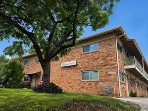 Building Photo - Contemporary 1 Bed 1 Bath Unit near UT!