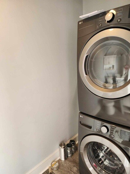 Building Photo - 522 S Broadway