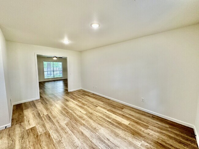 Building Photo - 802 E Kara Ln