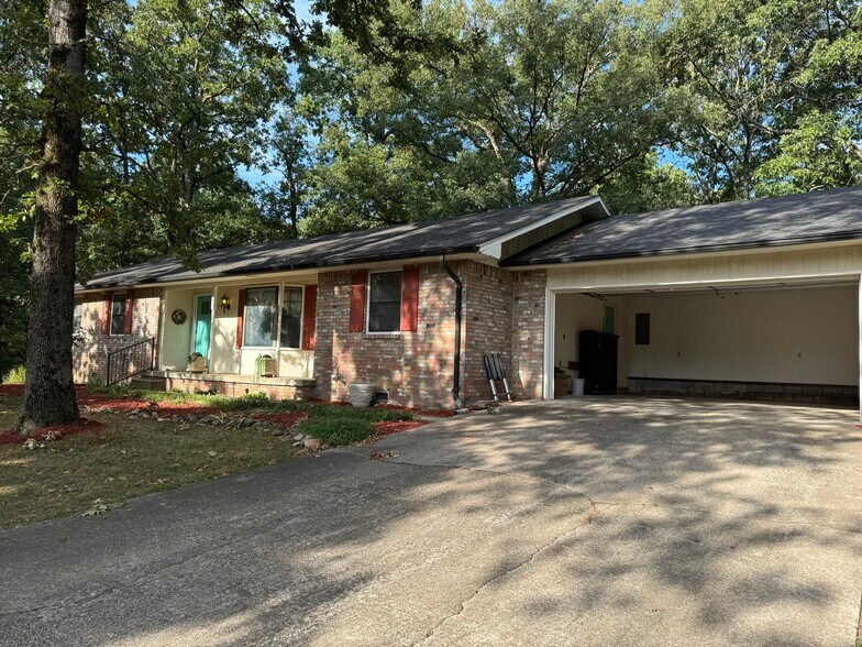 Building Photo - 1734 Bamby St