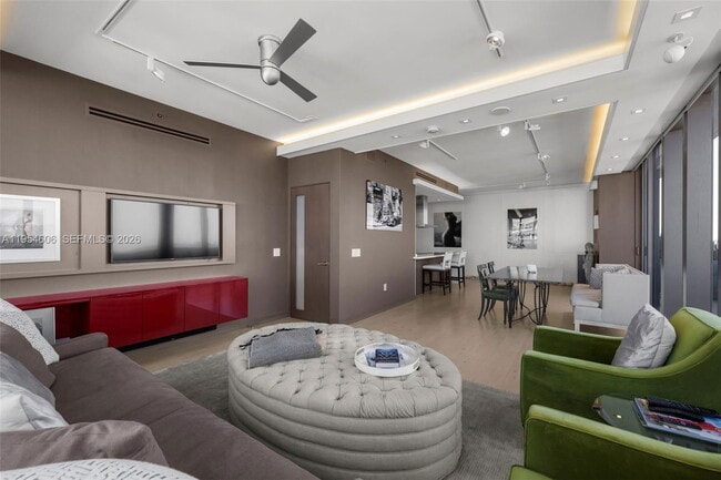 Building Photo - 5875 Collins Ave