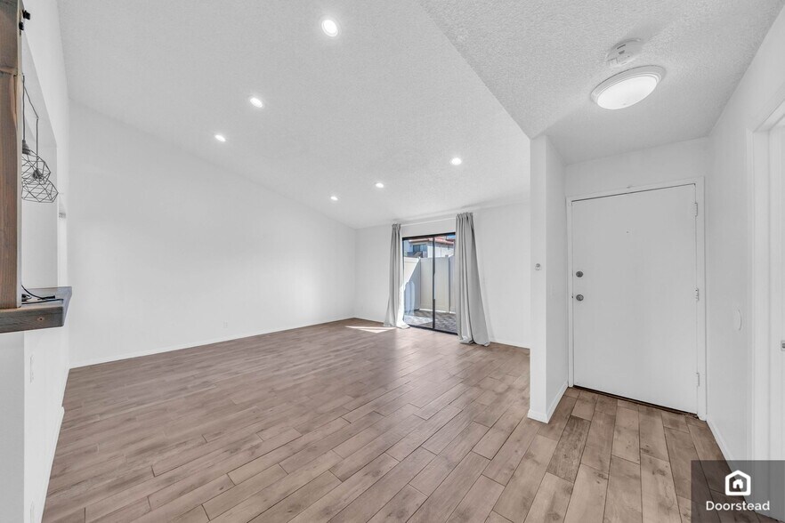 Building Photo - 7239 Balboa Blvd