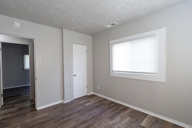 Building Photo - EAST SIDE 2 BEDROOM AVAILABLE NOW!