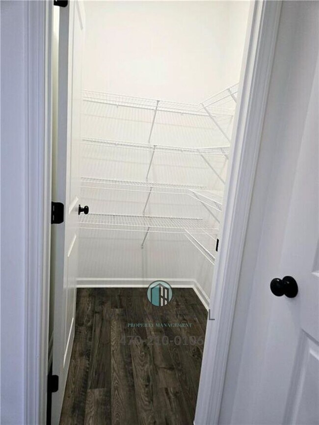 Building Photo - Beautiful End-Unit three-story townhome in Tucker
