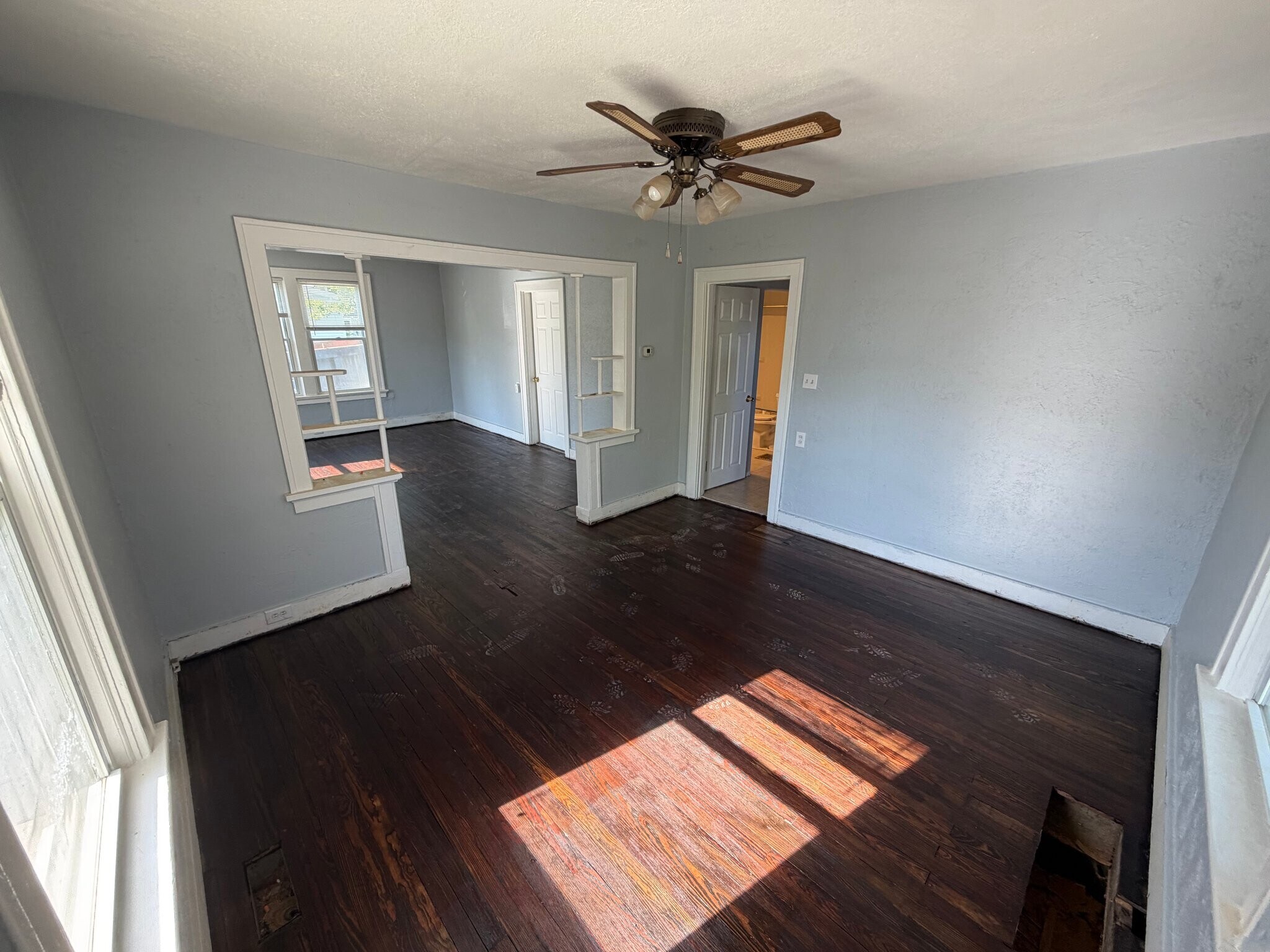 Building Photo - 2527 Leslie Ave