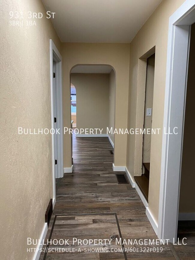 Building Photo - Beautifully updated 3 bedroom house with w...