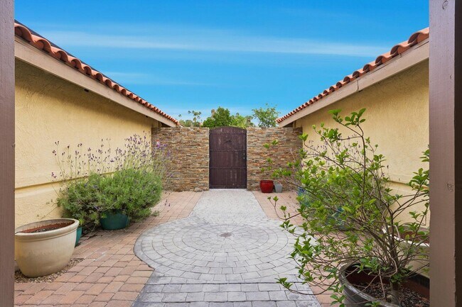 Building Photo - 10 Venus Dr