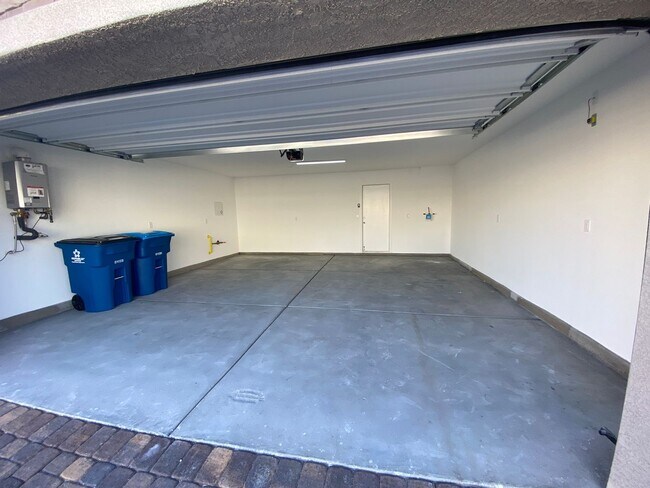 Building Photo - Fabulous 4 bedroom  Townhouse