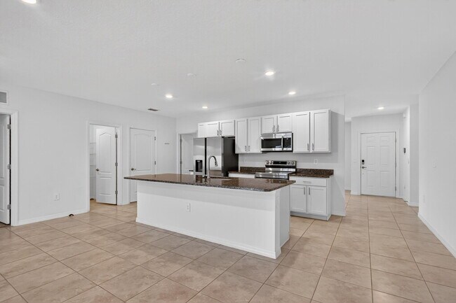 Building Photo - 657 NE Horizon Ln