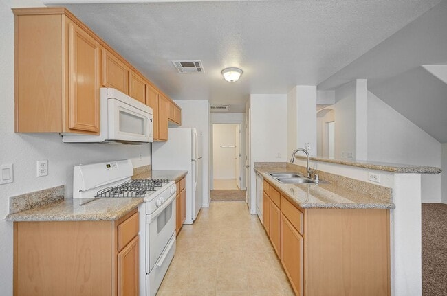 Building Photo - Charming 3-bed, 2-bath Downstairs Unit