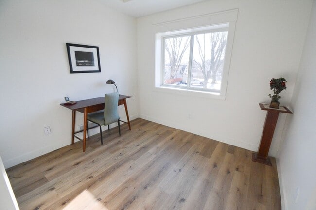 Building Photo - 1204 2nd Ave NW