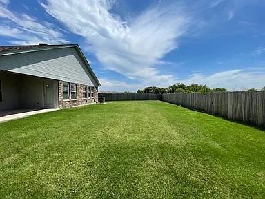 Building Photo - 2025 Sara Vista Dr