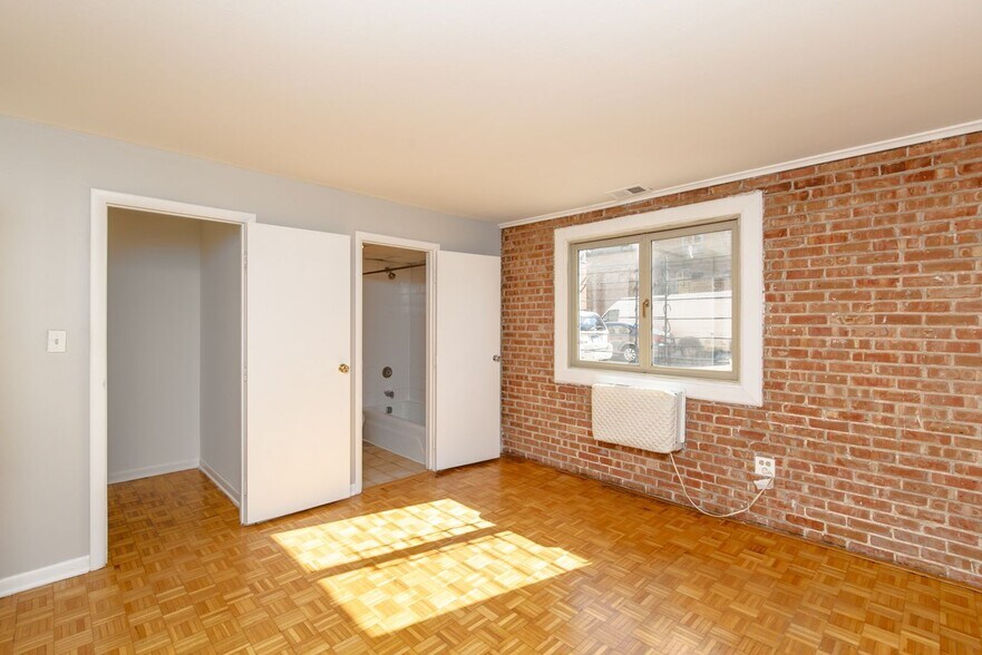 Building Photo - 663 W Melrose St