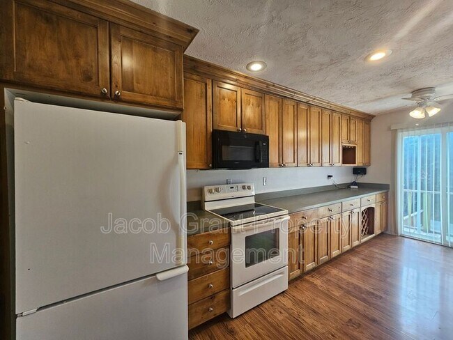 Building Photo - 360 N Fanning Ave