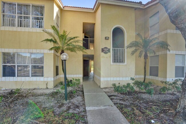 Building Photo - Remodeled 2 Bedroom / 2 Bathroom Condo with Lake View – Great Location