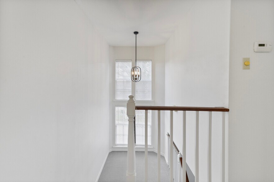 Upstairs hallway - 2205 Audubon Trce