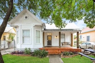 Building Photo - Charmer Close to Downtown!