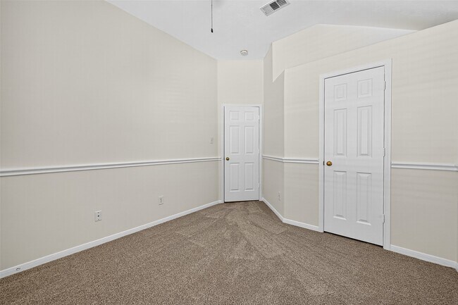 Building Photo - 15618 Edgemere Ct