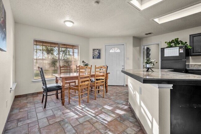 Building Photo - 2105 Capstan Dr