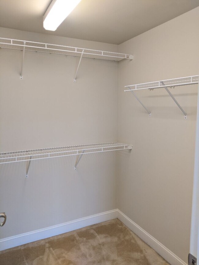 Building Photo - 3 Bedroom End Unit with Garage!