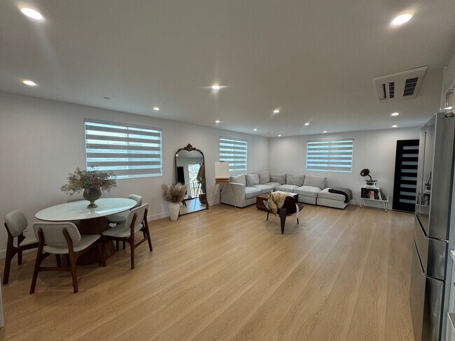 Building Photo - Spacious 1000 Sq. Ft. Single-Floor Back AD...