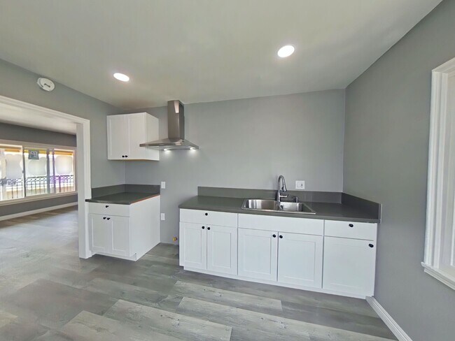 Kitchen - 1119 N Mayfield Ave