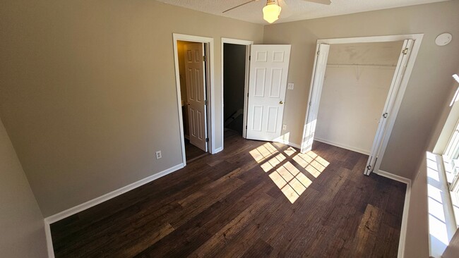 Building Photo - 2 BR 2.5 BA in Hunters Creek