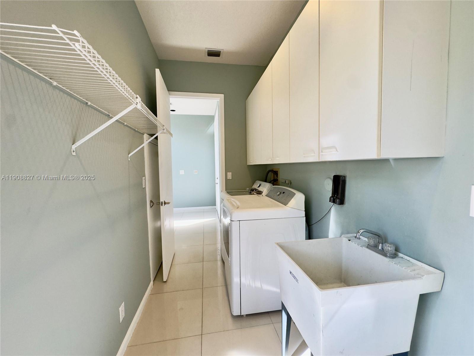 Building Photo - 3728 NE 208th Ter