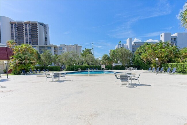 Building Photo - 1655 NE 115th St