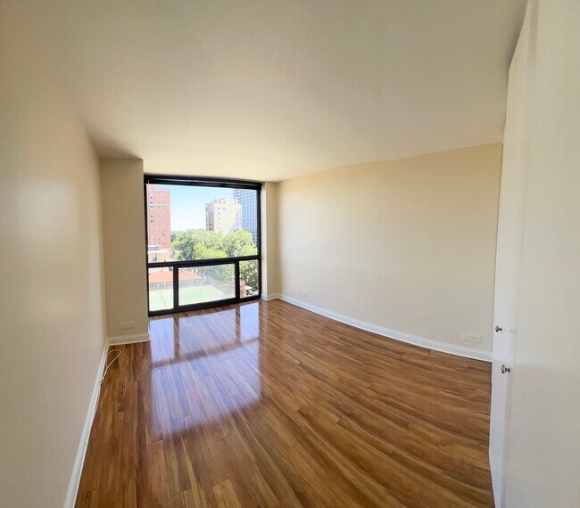 Building Photo - 4343 N Clarendon Ave