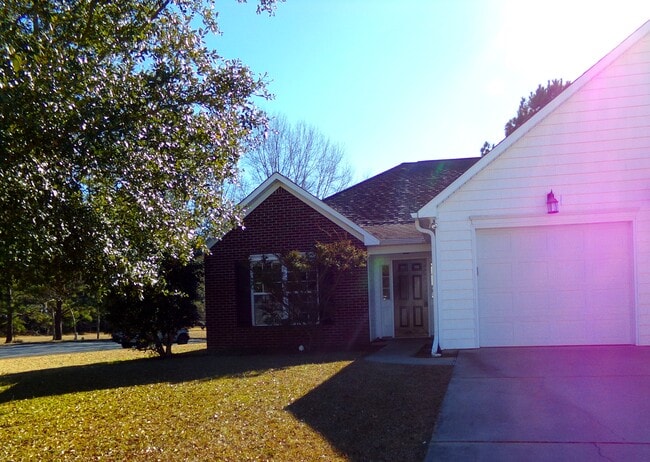 Primary Photo - 423 Nordhoff St