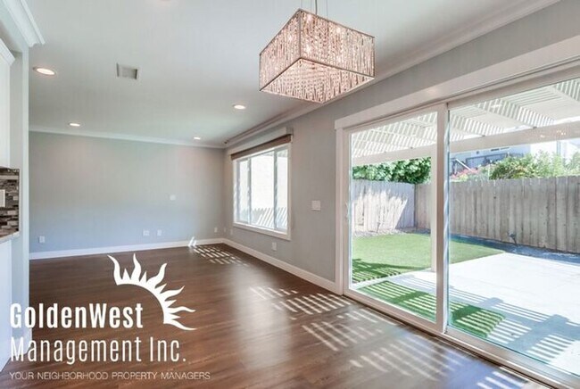 Building Photo - Charming 3Bdm 2.5Ba Townhome in the Claire...