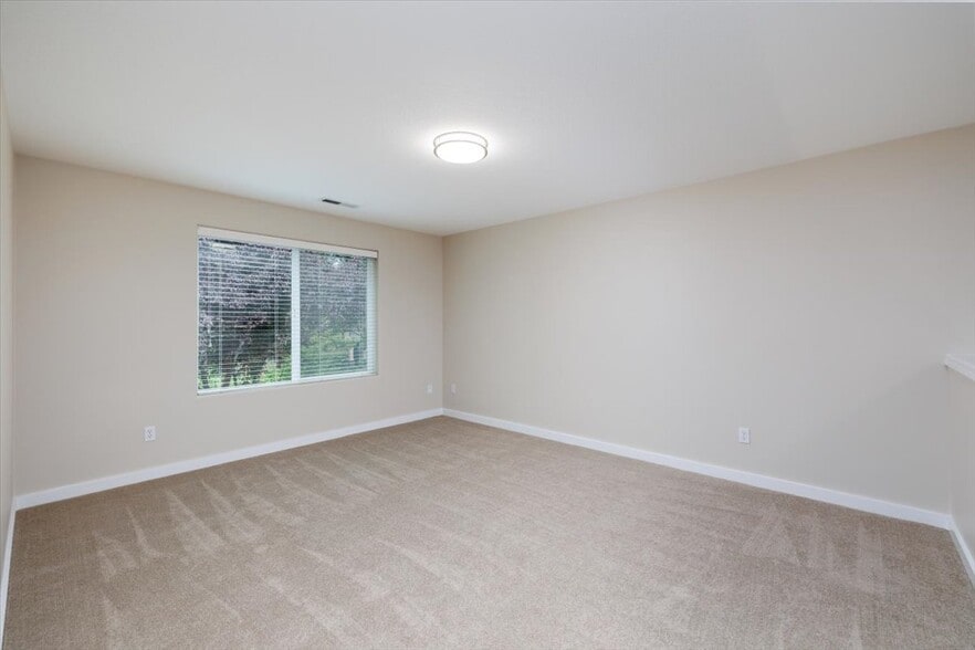 Huge Flex Room Up - 281 N Royal Oak St